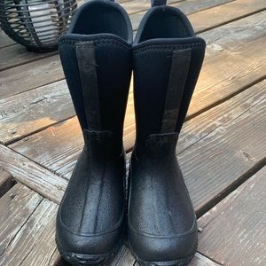 Muck Boots Hale Boot is a kids' outdoor sport boot